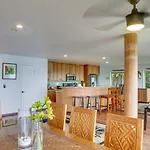 Hilo Home With Private Deck And Stunning Ocean Views!