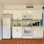 Studio In Hilo Center With Pool And Lake Views