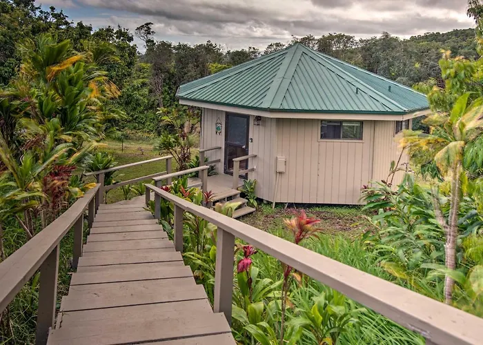 Hilo Couples Retreat About 6 Miles To Honolii Beach!