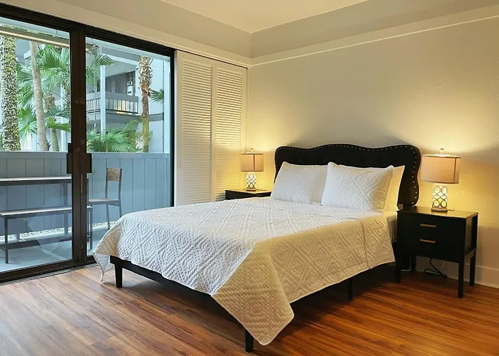 Studio In Hilo Center With Pool And Lake Views