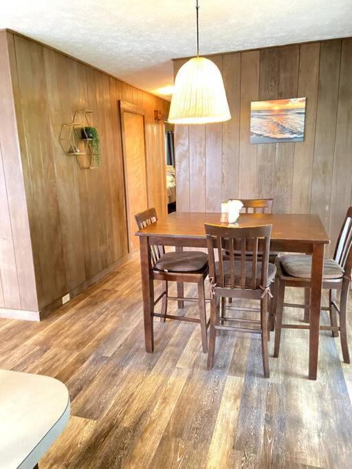 The Homebase - Charming 3 Bedroom Home, With Ac! Hilo