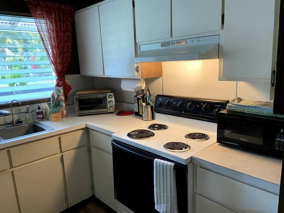 The Homebase - Charming 3 Bedroom Home, With Ac! * Hilo