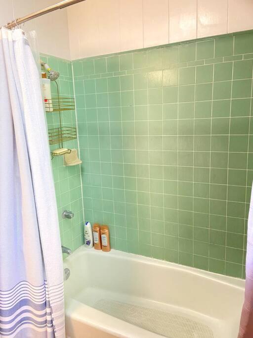 The Homebase - Charming 3 Bedroom Home, With Ac! Hilo