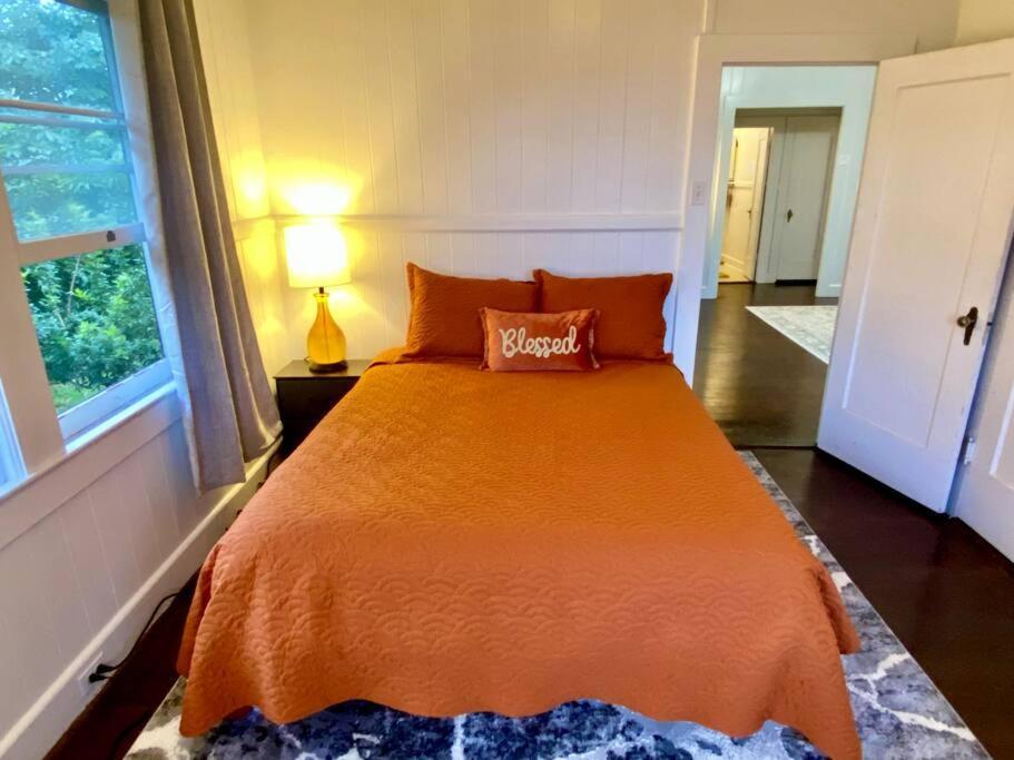Holiday home Your Homebase - Lovely 3 Bedroom In Heart Of With Ac!
