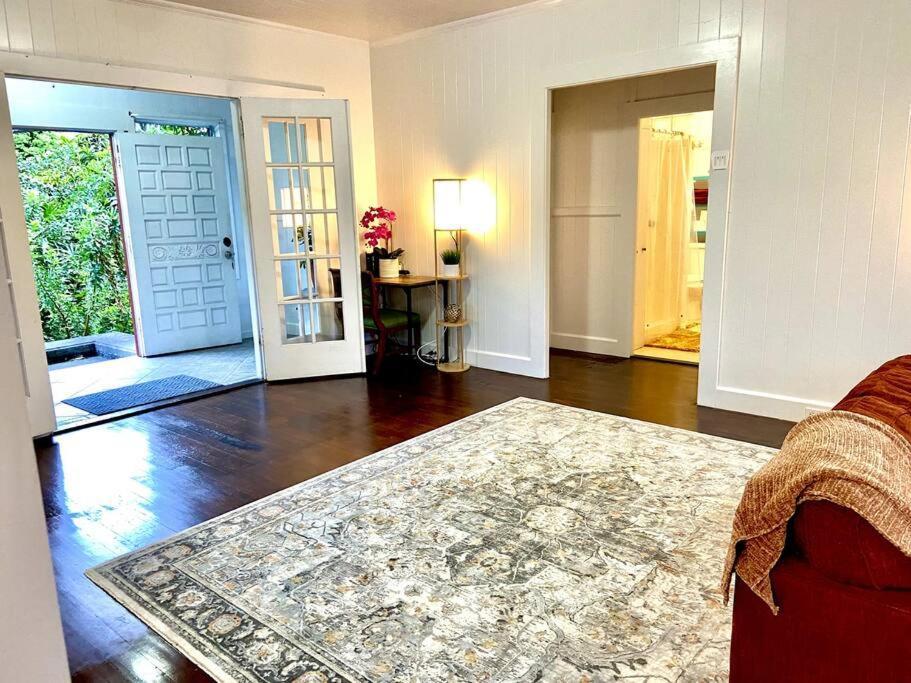 Your Homebase - Lovely 3 Bedroom In Heart Of With Ac!