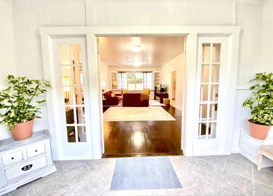 Your Homebase - Lovely 3 Bedroom In Heart Of With Ac!