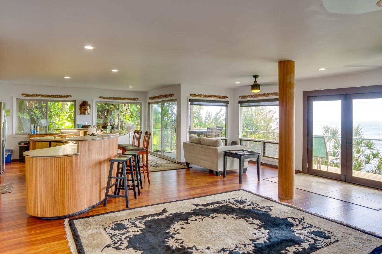 With Private Deck And Stunning Ocean Views! Hilo