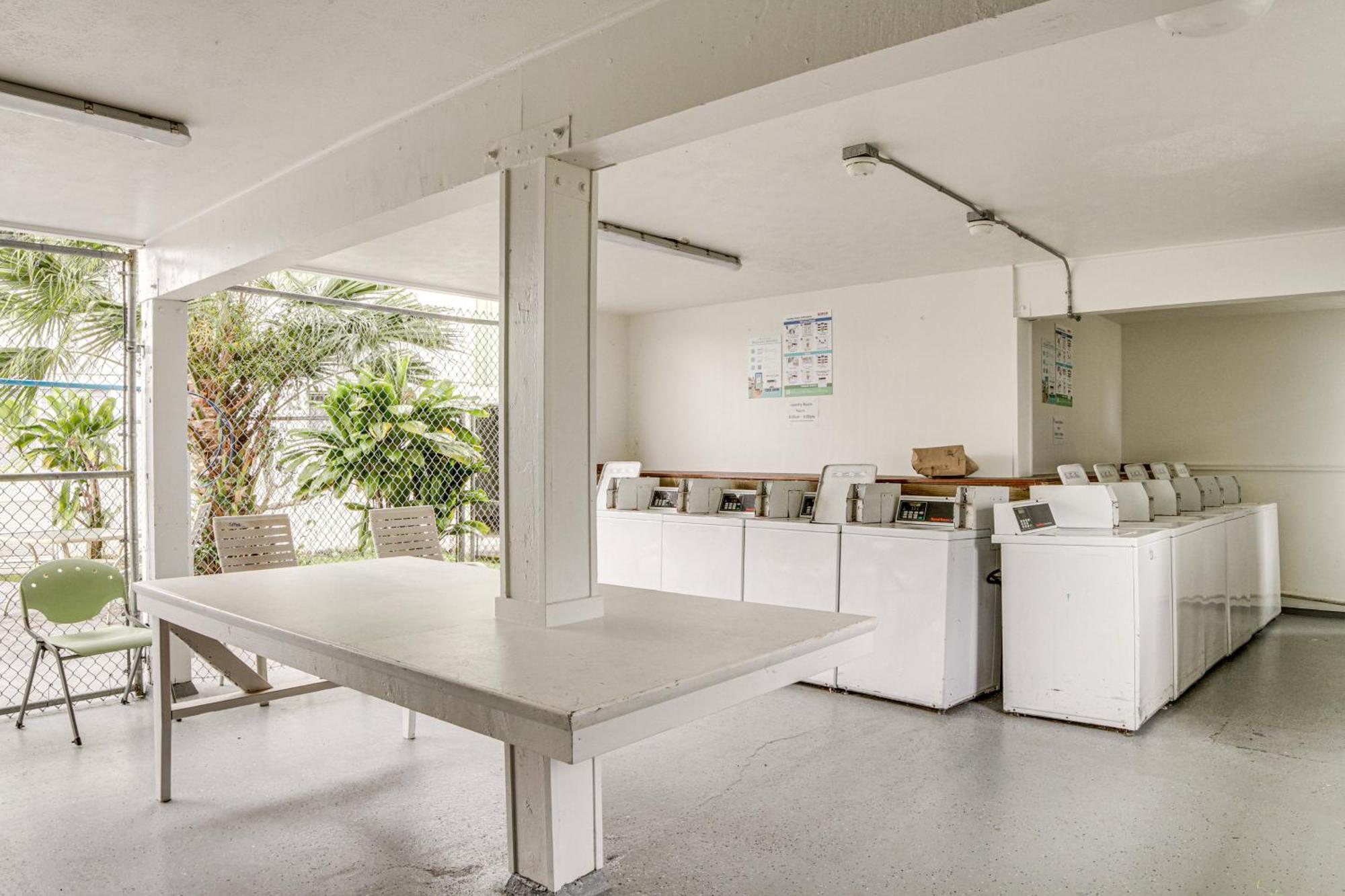 Apartment With Lanai - 2 Mi To Beaches!