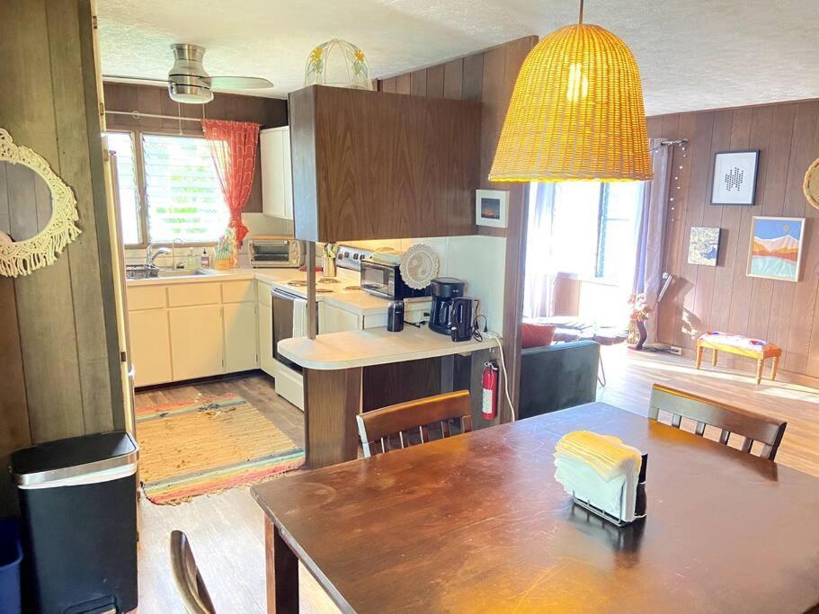 Holiday home The Homebase - Charming 3 Bedroom Home, With Ac!