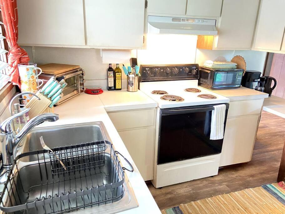 The Homebase - Charming 3 Bedroom Home, With Ac! Holiday home