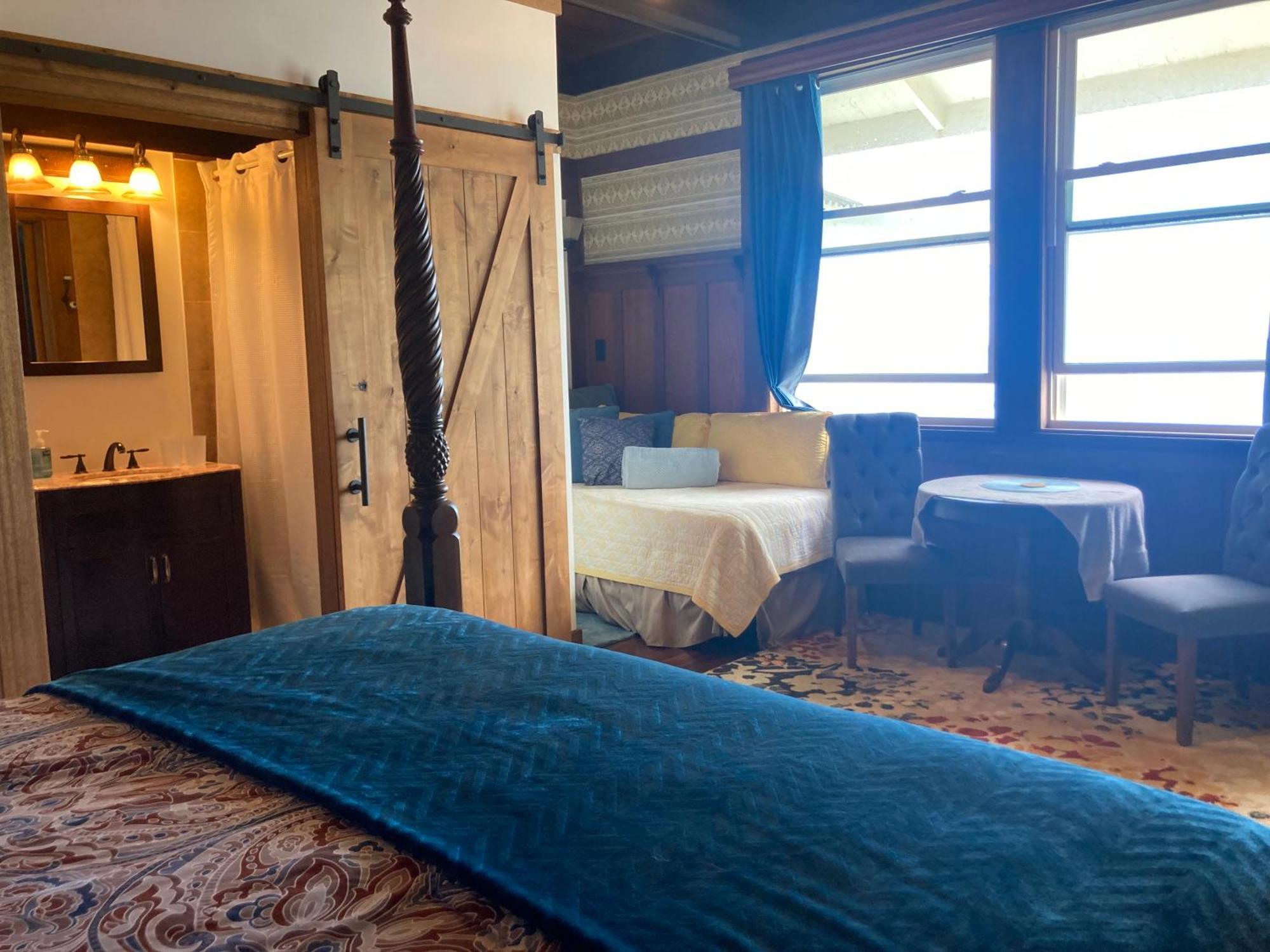Bay Oceanfront Bed & Breakfast 3*